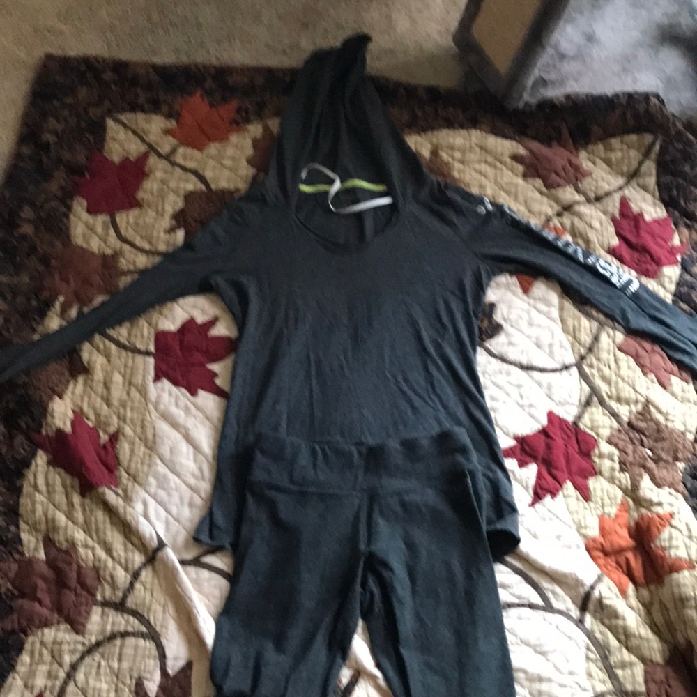 Calvin Klein yoga outfit dark grey excellent condition pants are capri